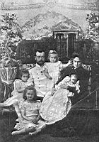 Фото императора Николая II с женой и дочерьми.