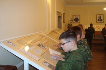 Фото c выездной выставки о Великой Отечественной войне в кадетском корпусе