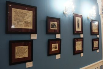 Выставка «Первое кругосветное путешествие и искусство картографии» в синем зале Музея истории Костромского края. Фото.