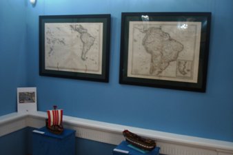 Выставка «Первое кругосветное путешествие и искусство картографии» в синем зале Музея истории Костромского края. Фото.