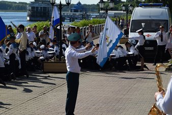 Cлет юных моряков в Костроме на набережной р. Волги. Фото.