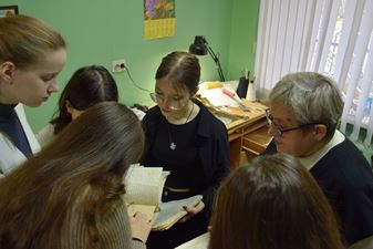 Учащиеся 8 класса костромской средней школы №7 в Государственном архиве новейшей истории в рамках Дней профессионального образования. Фото.